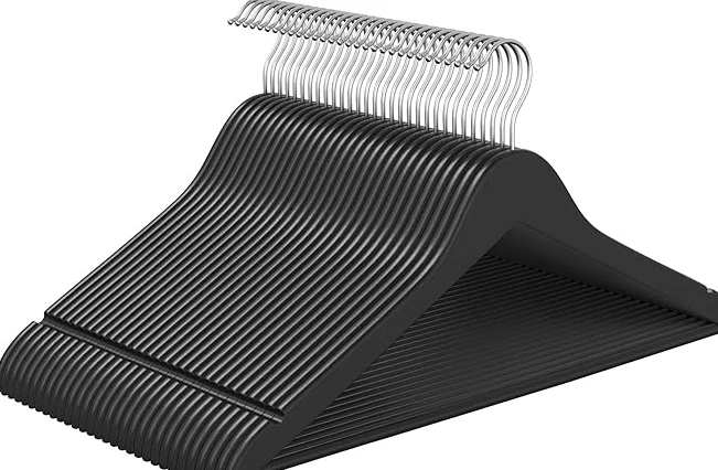 SONGMICS Percha de Madera, Juego de 30, Delgada, Muescas en Hombros, para Pantalones, Gancho Giratorio 360°, Abedul, Negro Tinta MCRW030B01